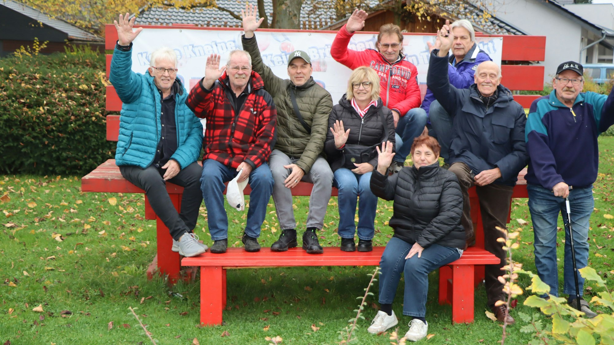 Ein starkes Team: das Organisationsteam der „Roten Bank“ mit Gründungsvater Klaus Niggemann (2.v.l.).