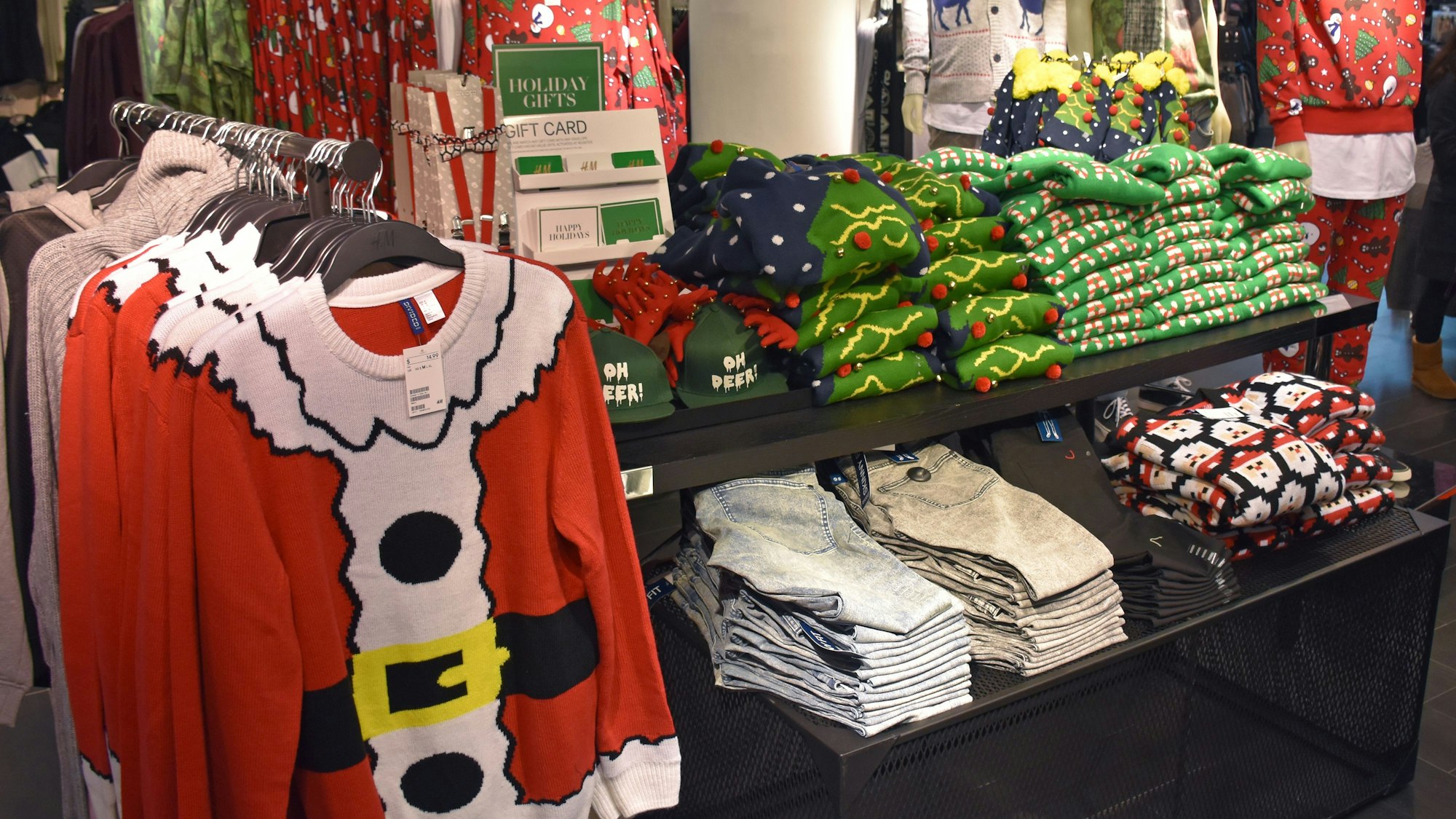 Sogenannte „Ugly Christmas Sweater“ (hässliche Weihnachtspullover), aufgenommen in einem Geschäft.