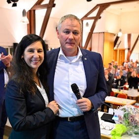 Carsten Brodesser mit seiner Frau Mona nach der Bekanntgabe des Ergebnisses für ihn.