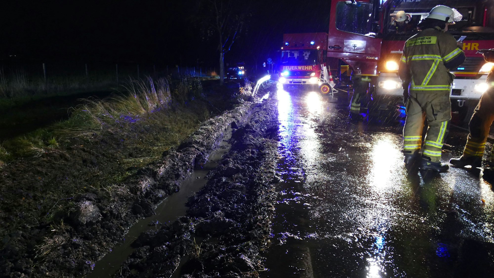 Anhand der tiefen Furchen ist zu sehen, wie aufgeweicht der Boden ist.