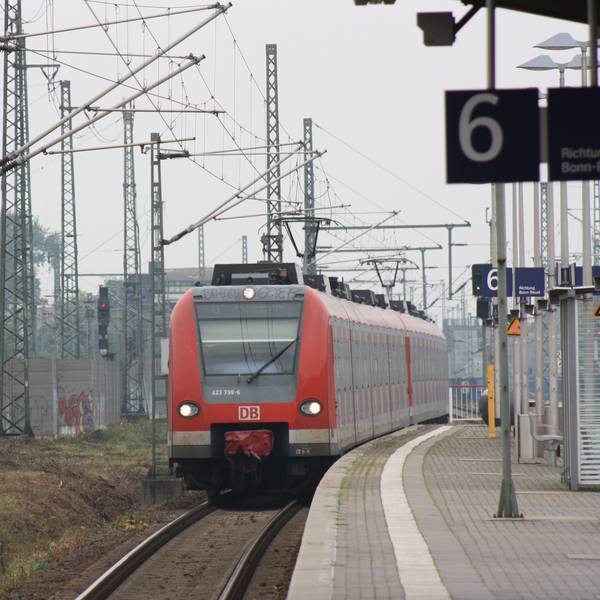 Ein Zug der Linie S-13 fährt in den Troisdorfer Bahnhof ein.