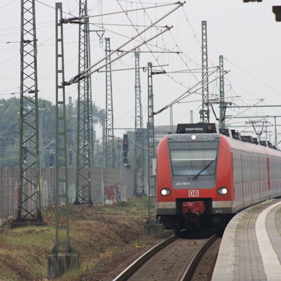 Eine S-Bahn fährt an einem Bahnsteig ein.