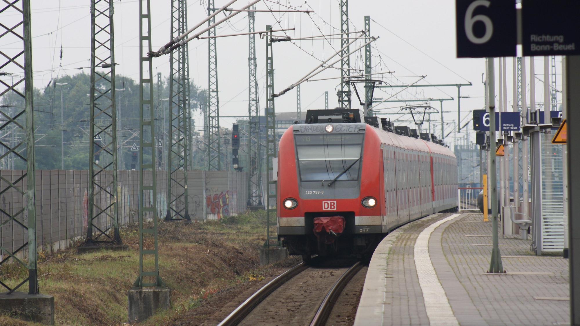 Eine S-Bahn fährt an einem Bahnsteig ein.