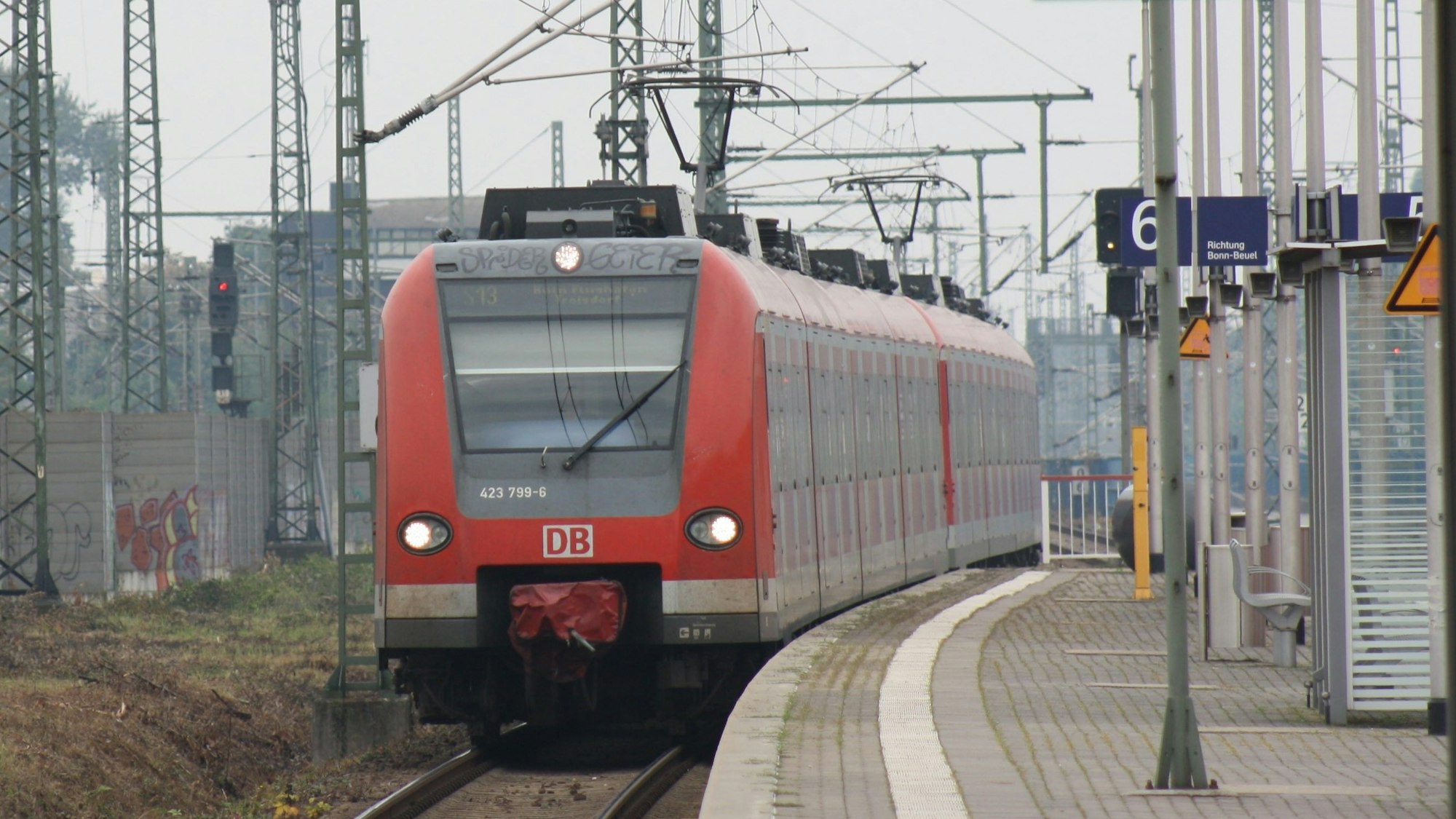Ein Zug der Linie S-13 fährt in den Troisdorfer Bahnhof ein.