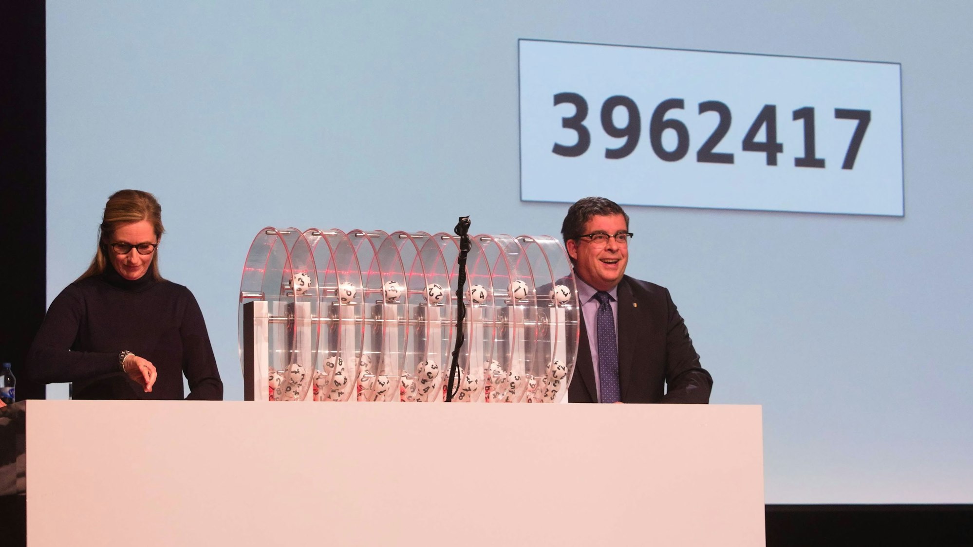 PS-Auslosung der Sparkasse Gummersbach, hier mit Bürgermeister Frank Helmenstein (rechts).