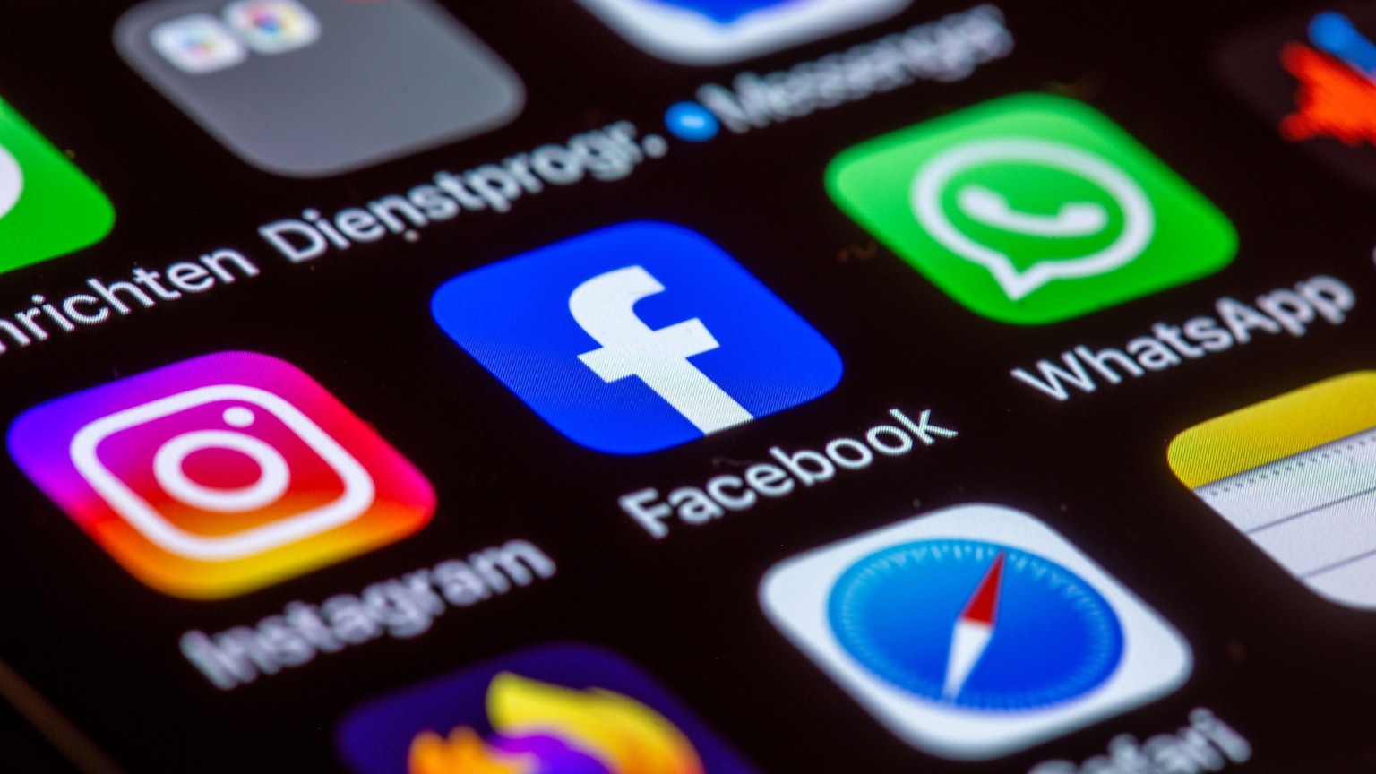 Die Apps Instagram, Facebook und WhatsApp sind auf dem Display eines Smartphones zu sehen.