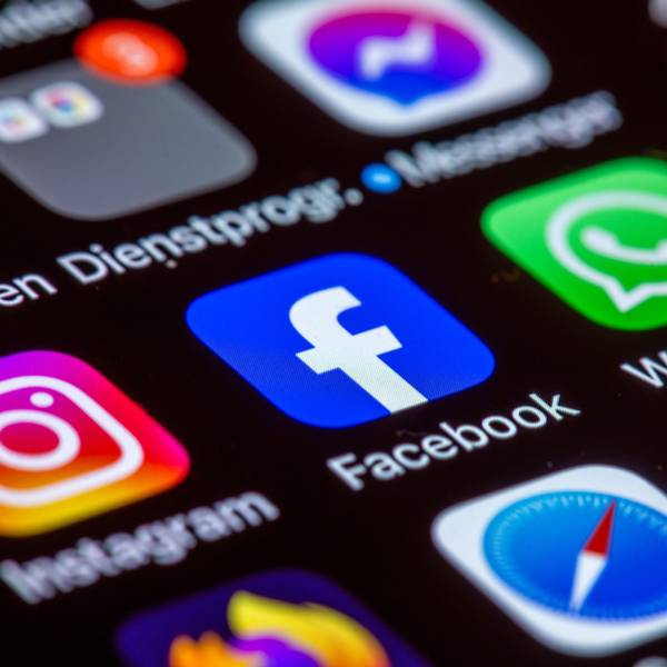 Die Apps Instagram, Facebook und WhatsApp sind auf dem Display eines Smartphones zu sehen.