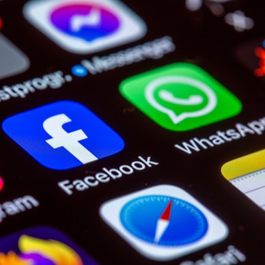 Die Apps Instagram, Facebook und WhatsApp sind auf dem Display eines Smartphones zu sehen.