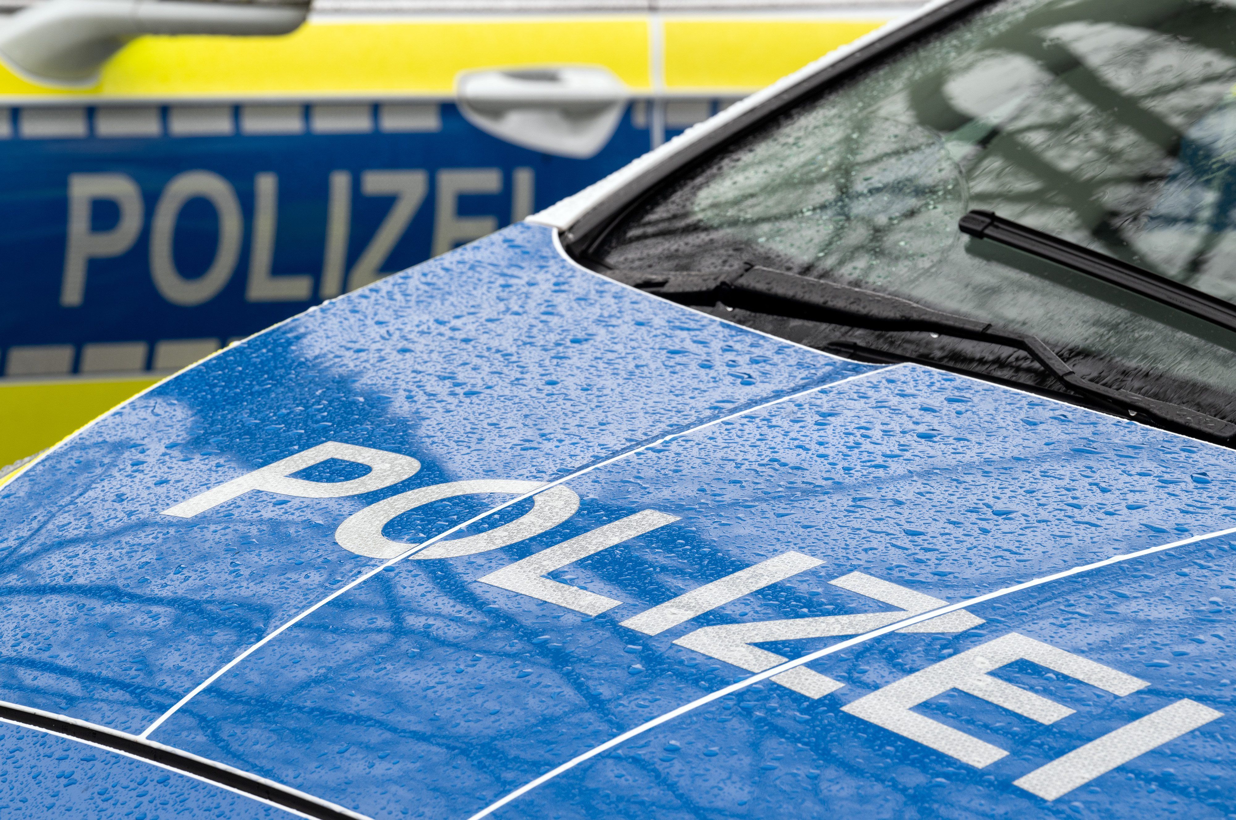 Der Schriftzug „Polizei“ auf der Kühlerhaube eines Autos.