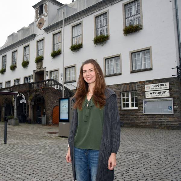 Jennifer Kolonko steht vor dem Wipperfürther Rathaus.