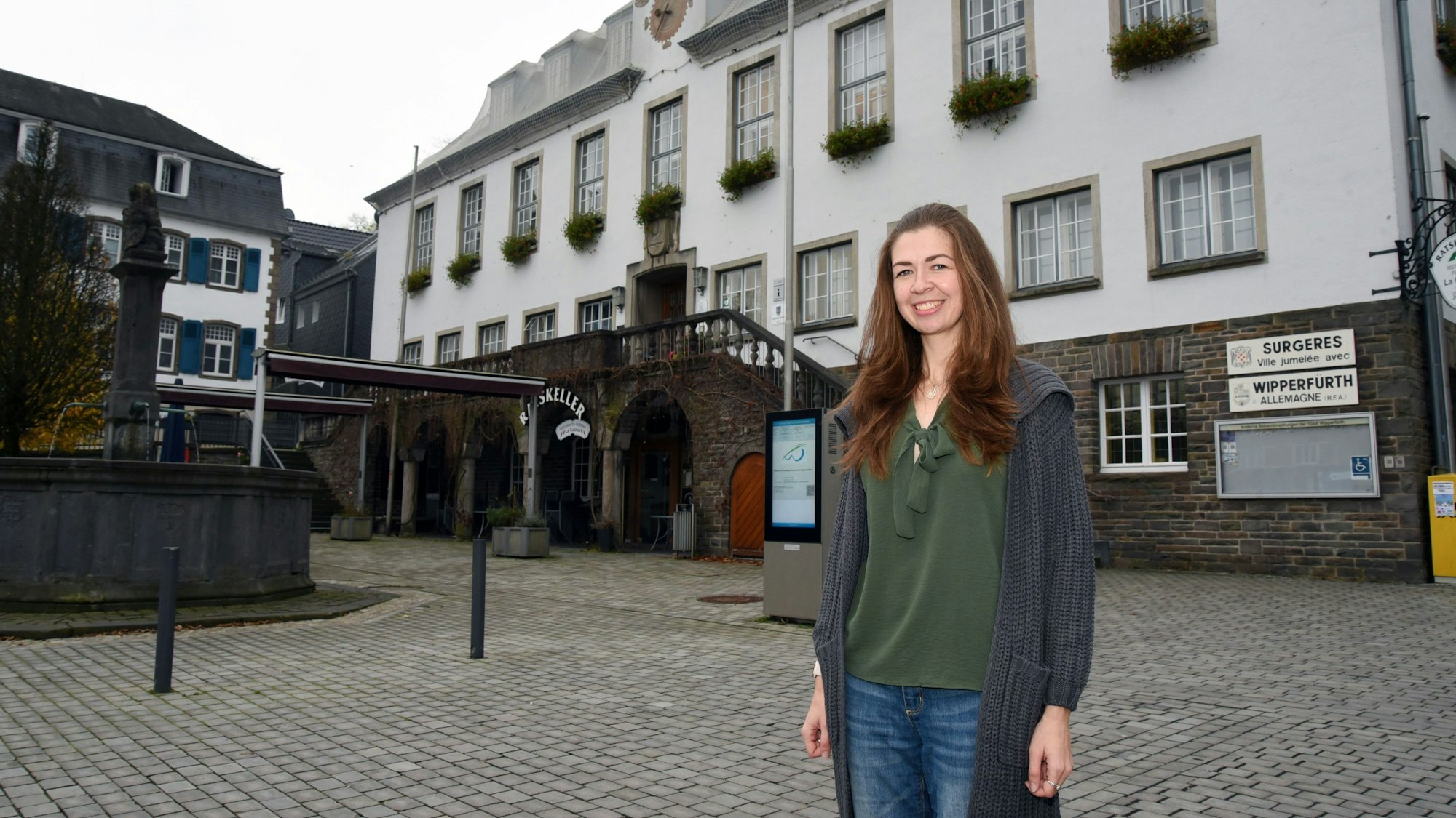 Jennifer Kolonko steht vor dem Wipperfürther Rathaus.