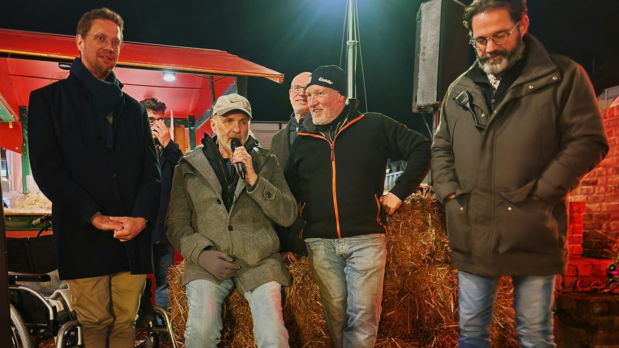 Erster öffentlicher Auftritt seit Schlaganfall: Bürgermeister Jörg Schmidt (2.v.l.) bei der Eröffnung des Adendorfer Martinsmarktes