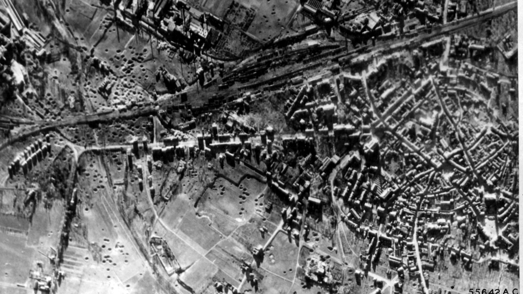 Ein Luftbild in Schwarz-Weiß.