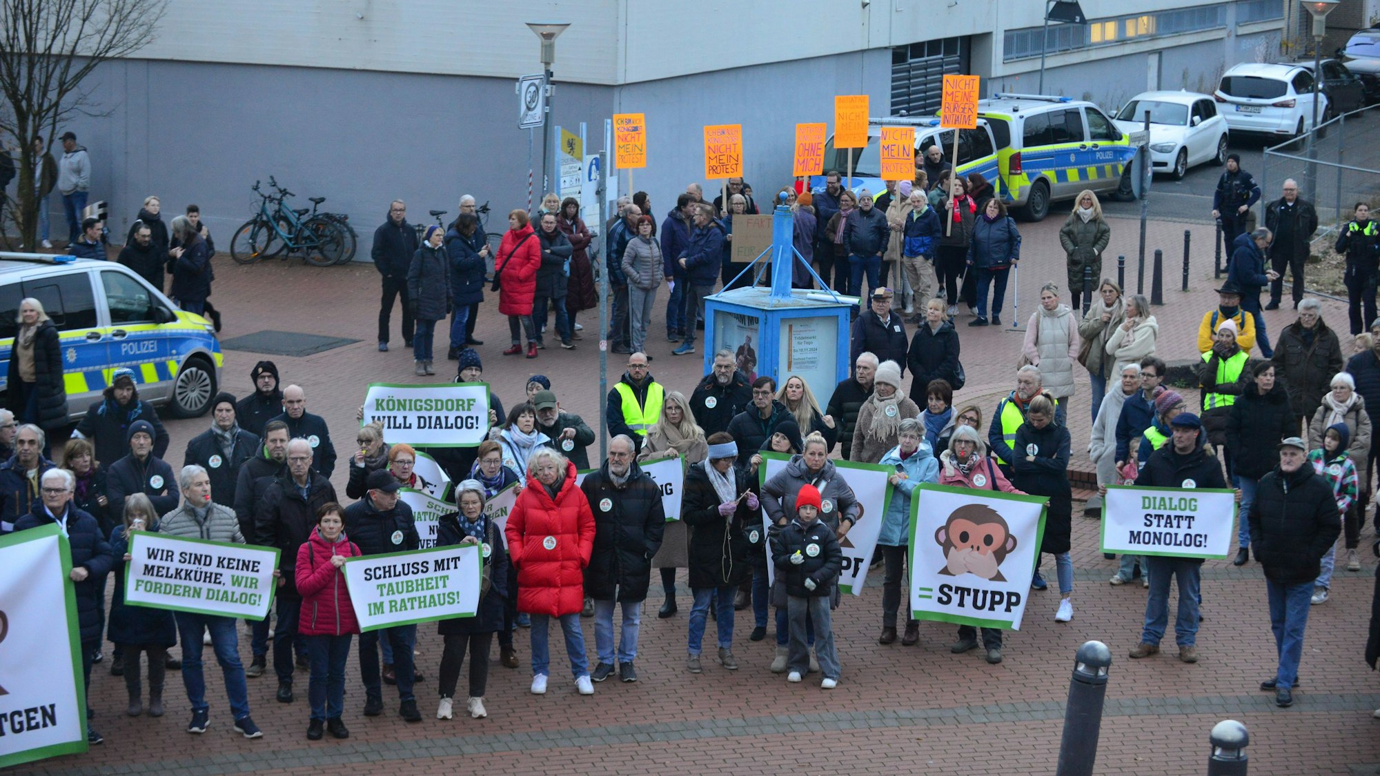 Auf dem Bild sind Demonstranten vor dem Stadtsaal zu sehen.