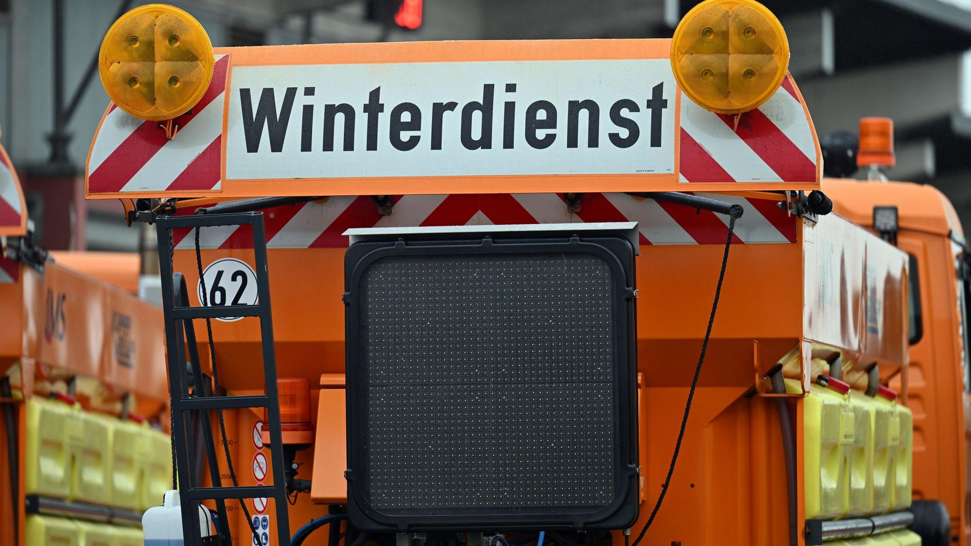 Ein Winterdienstfahrzeug im Einsatz.