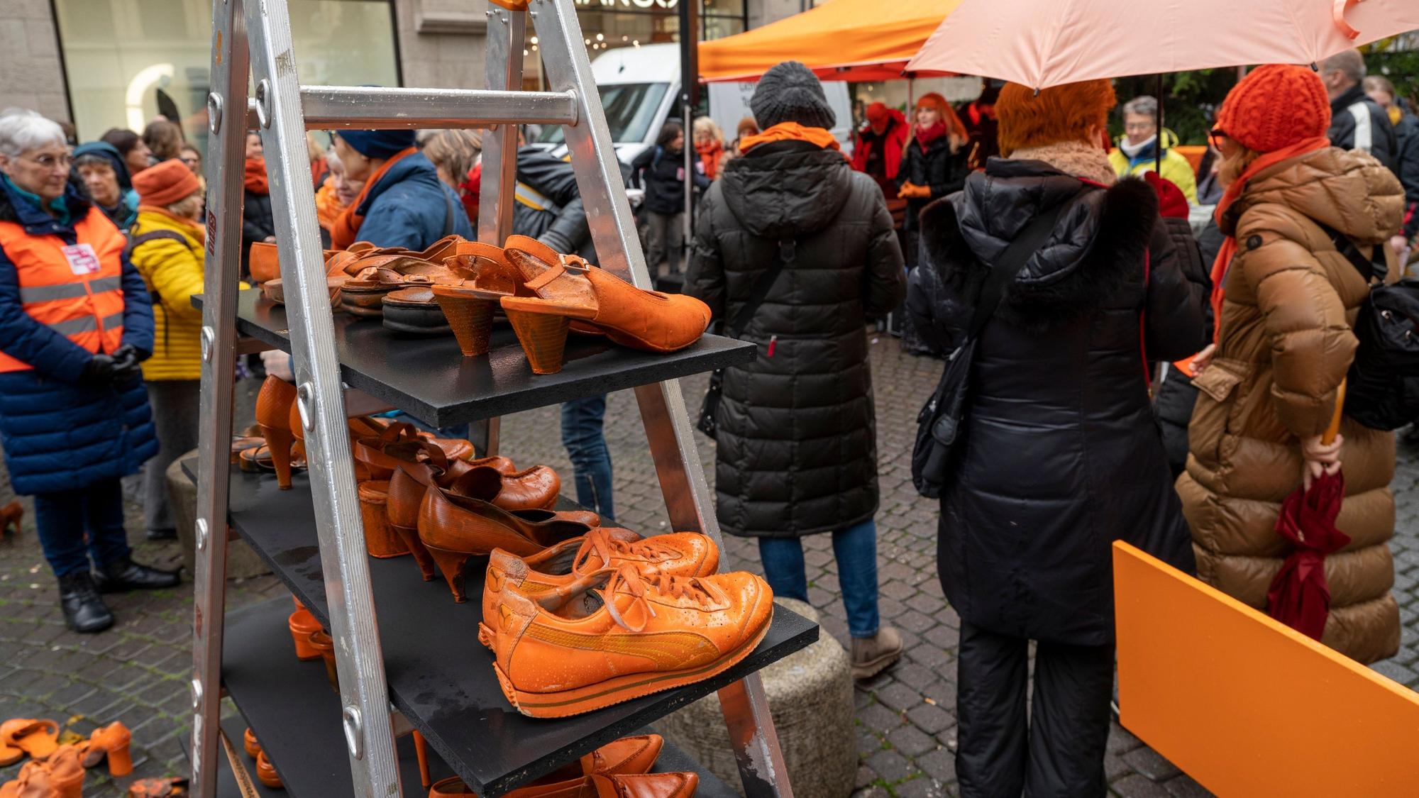 Orange besprühte Schuhpaare als Zeichen gegen Gewalt an Frauen.