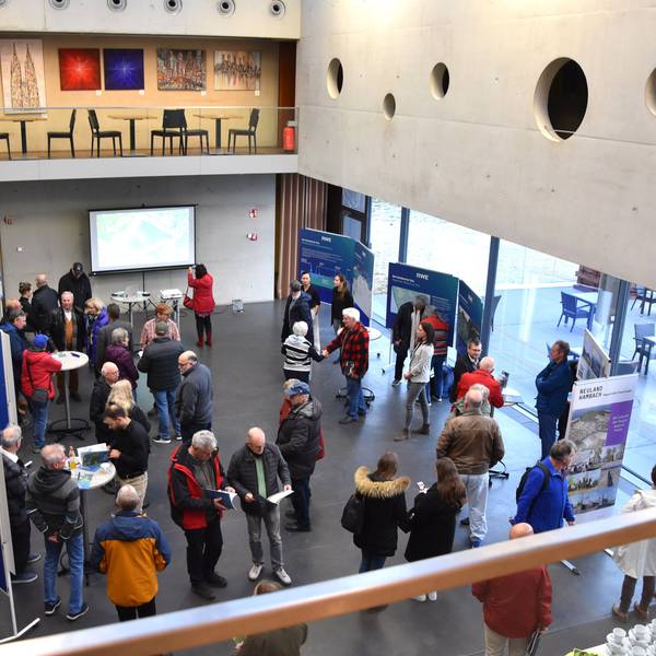 Das Foto zeigt einen Überblick über die Ausstellung von der Empore aus.
