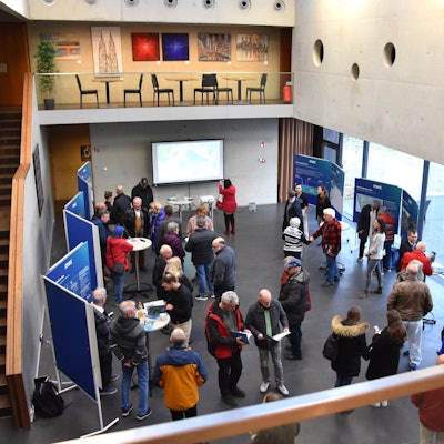 Das Foto zeigt einen Überblick über die Ausstellung von der Empore aus.