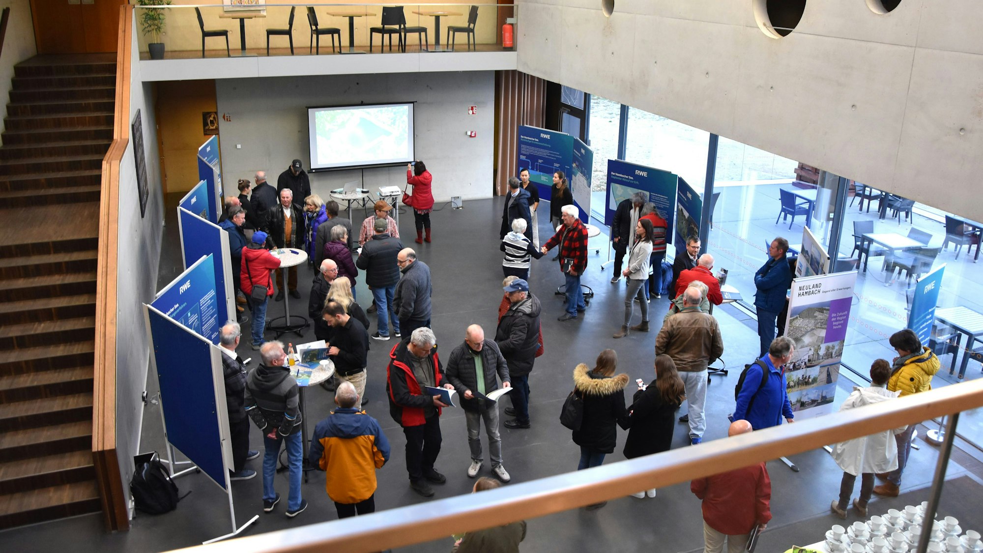 Das Foto zeigt einen Überblick über die Ausstellung von der Empore aus.
