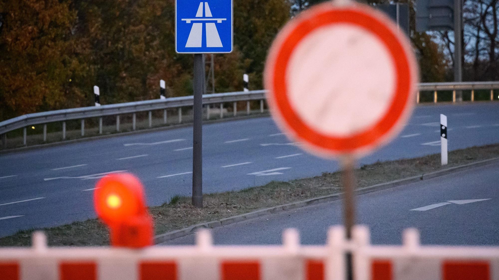 Schilder und Baken stehen während einer Sperrung an einer Autobahn-Anschlussstelle.