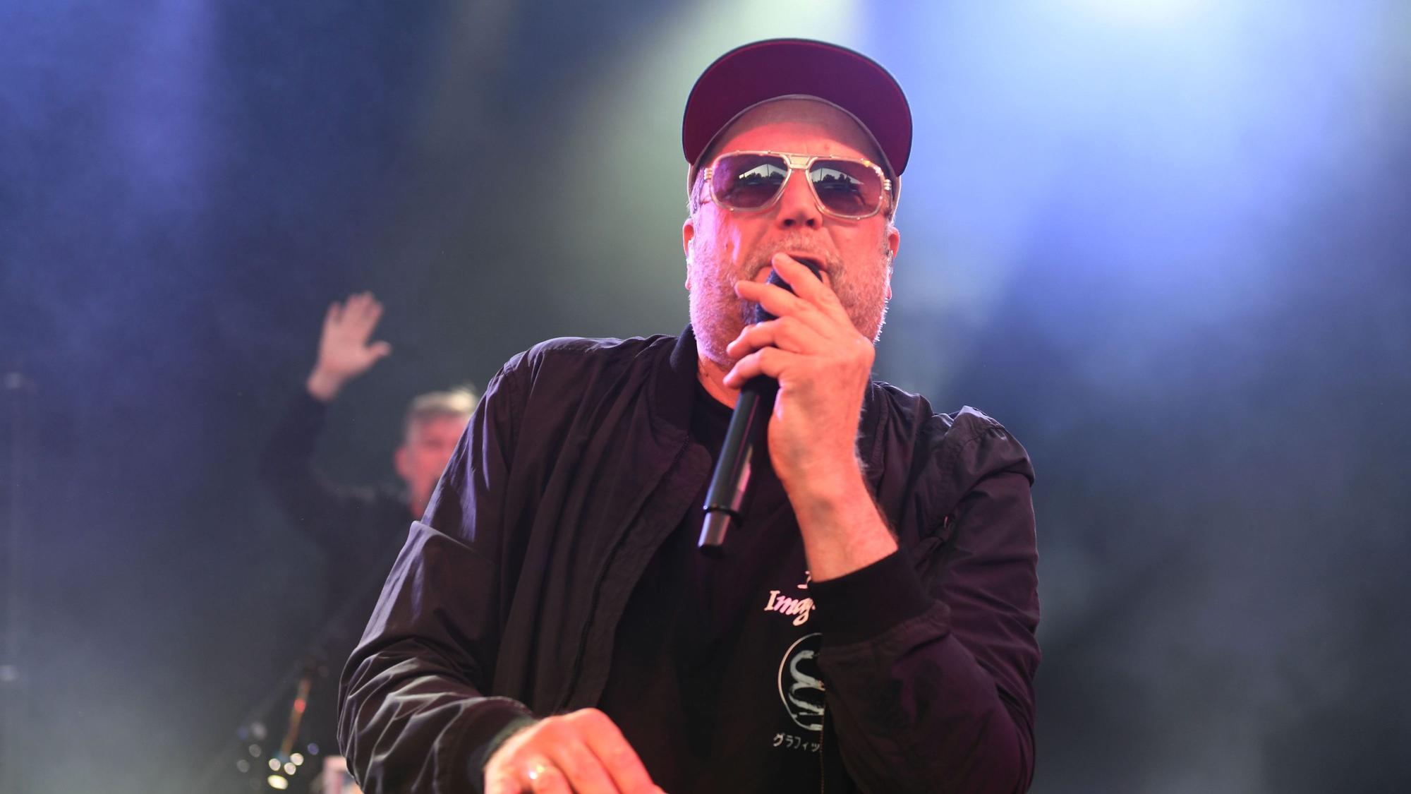 Der Rapper Smudo von den Fantastischen Vier mit einem Mirko in der Hand