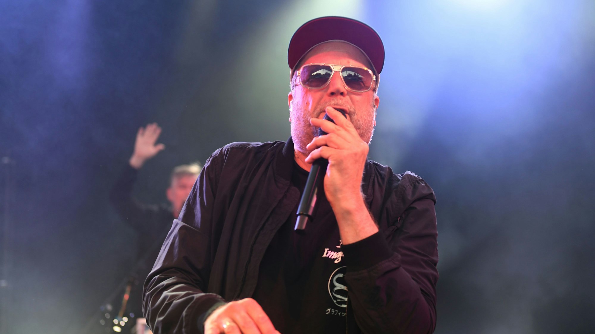 Der Rapper Smudo von den Fantastischen Vier mit einem Mirko in der Hand