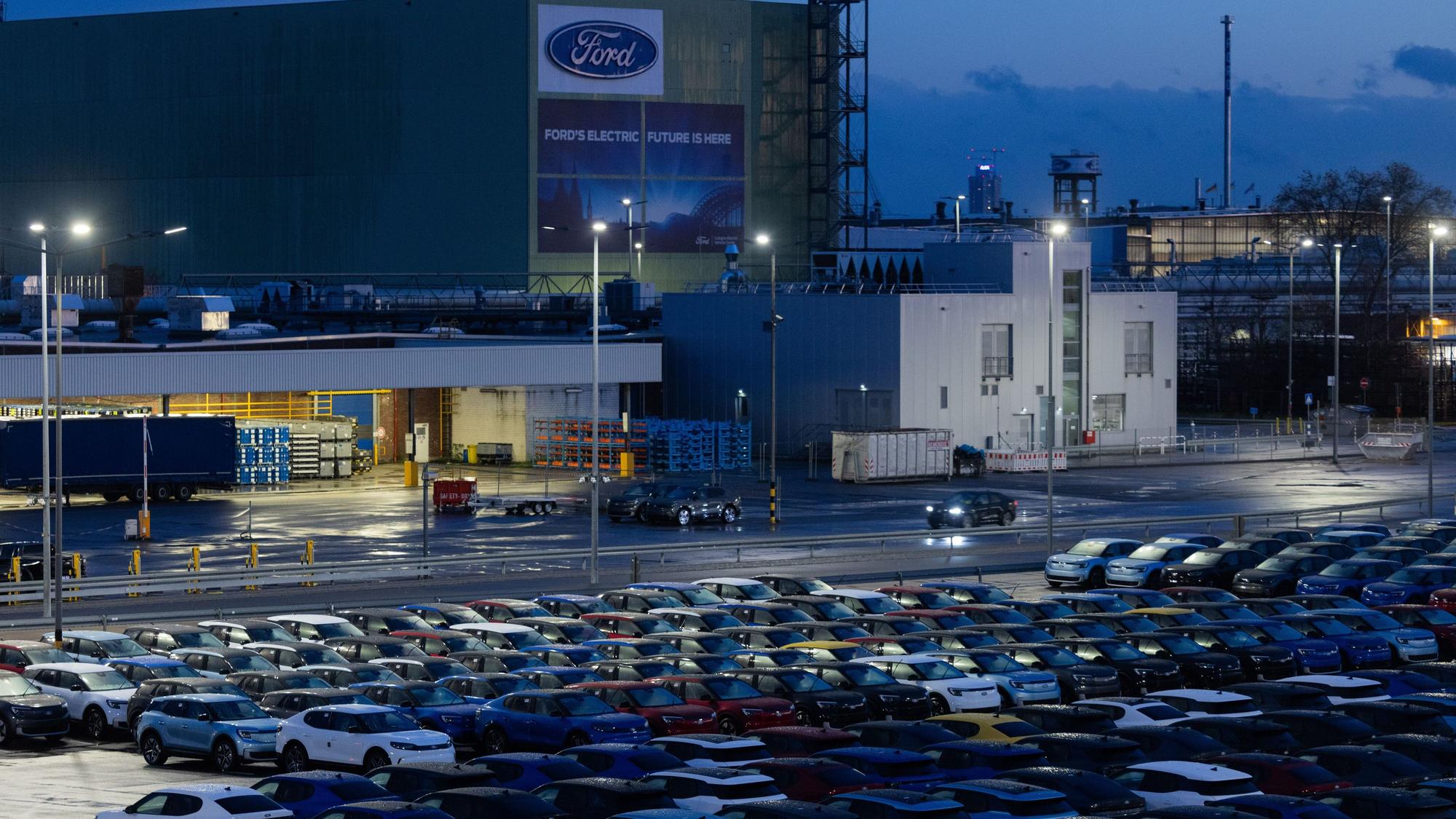 Elektroautos vom Typ Explorer und Capri stehen auf dem Werksgelände der Ford-Werke in Köln-Niehl.