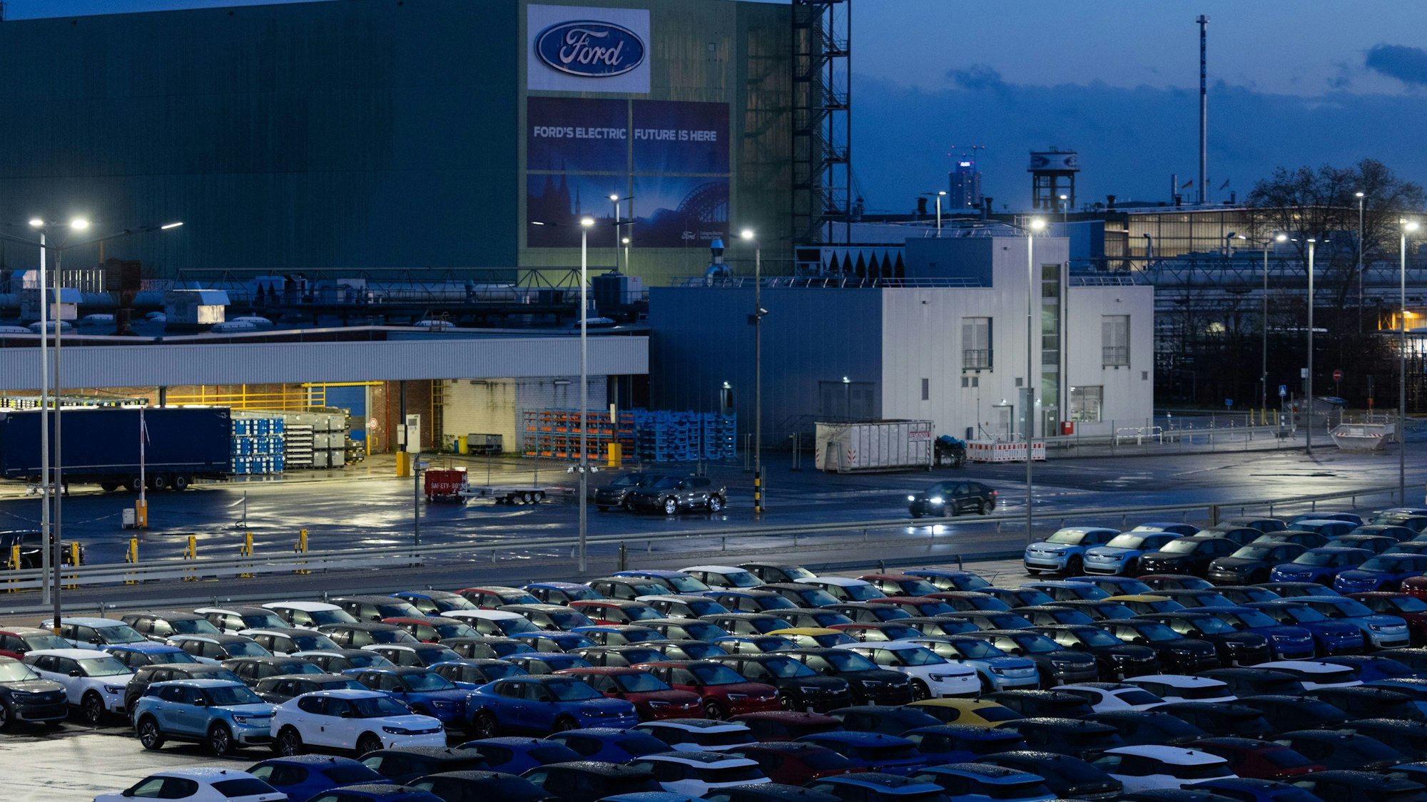 Elektroautos vom Typ Explorer und Capri stehen auf dem Werksgelände der Ford-Werke in Köln-Niehl.