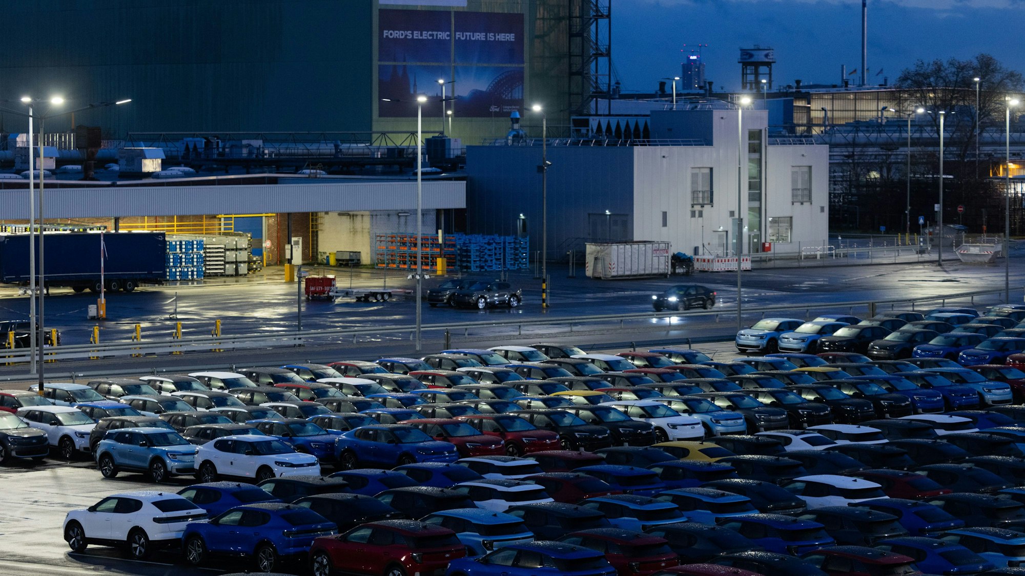 Köln: Elektroautos vom Typ Explorer stehen auf dem Werksgelände der Ford-Werke in Köln-Niehl.