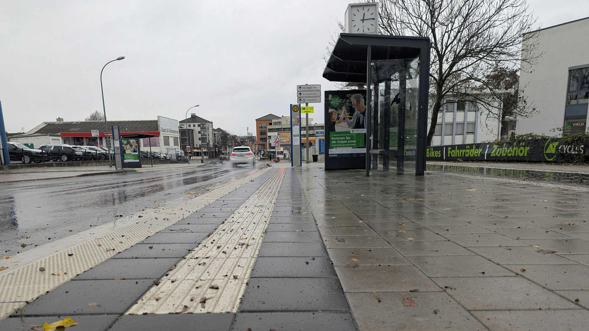 Das Foto zeigt das Pflaster der barrierefrei ausgebauten Haltestelle an der Luxemburger Straße aus der Froschperspektive.