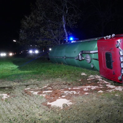 Ein Lkw liegt auf der Seite.