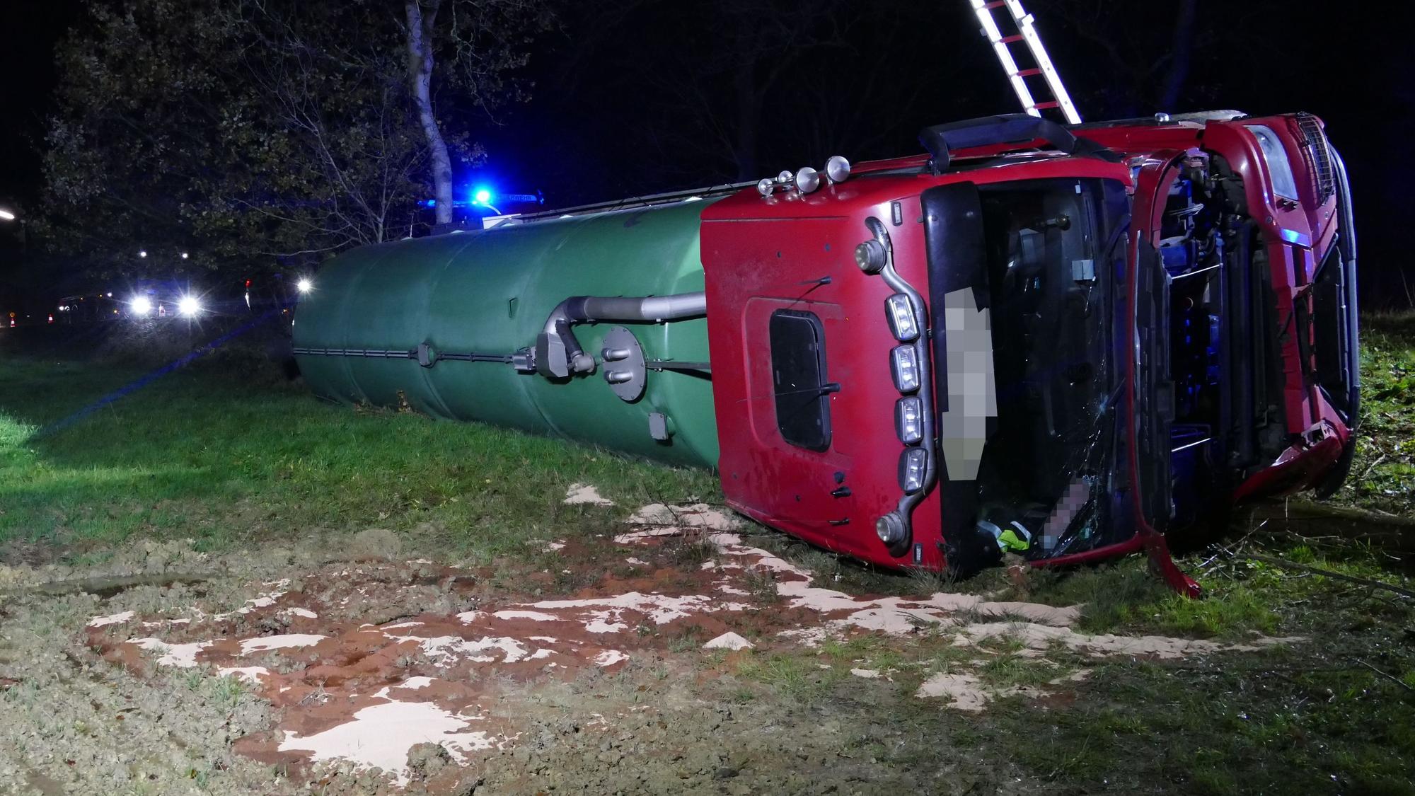 Ein Lkw liegt auf der Seite.