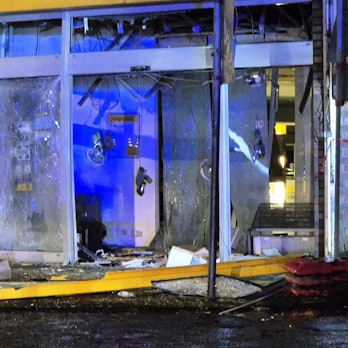 Blick auf eine zerstörte Bankfiliale nach der Sprengung eines Geldautomaten im Stadtteil Mülheim. Nach der Sprengung eines Geldautomaten sind zwei Tatverdächtige festgenommen worden, wie die Polizei mitteilte.