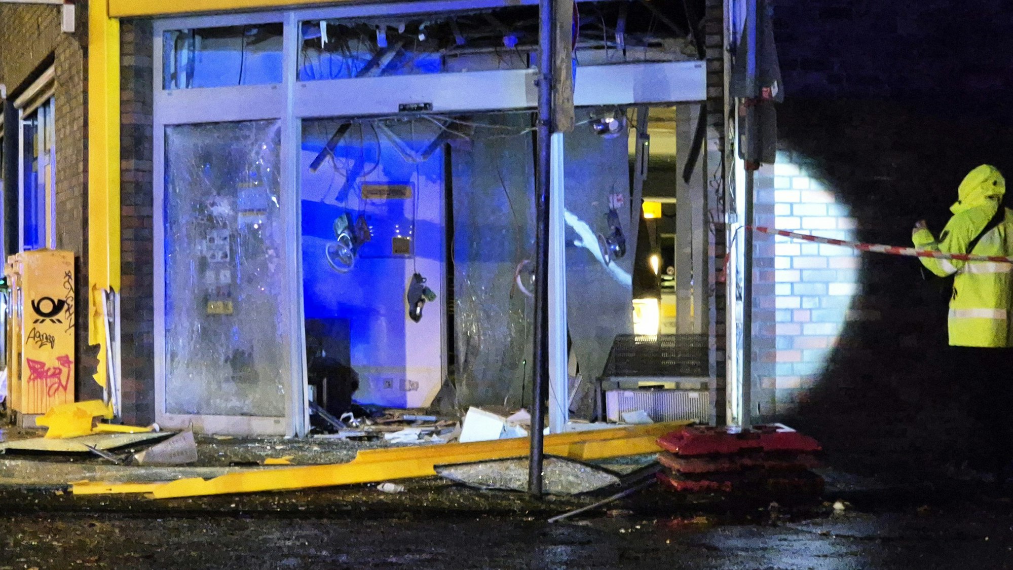 Blick auf eine zerstörte Bankfiliale nach der Sprengung eines Geldautomaten im Stadtteil Mülheim. Nach der Sprengung eines Geldautomaten sind zwei Tatverdächtige festgenommen worden, wie die Polizei mitteilte.