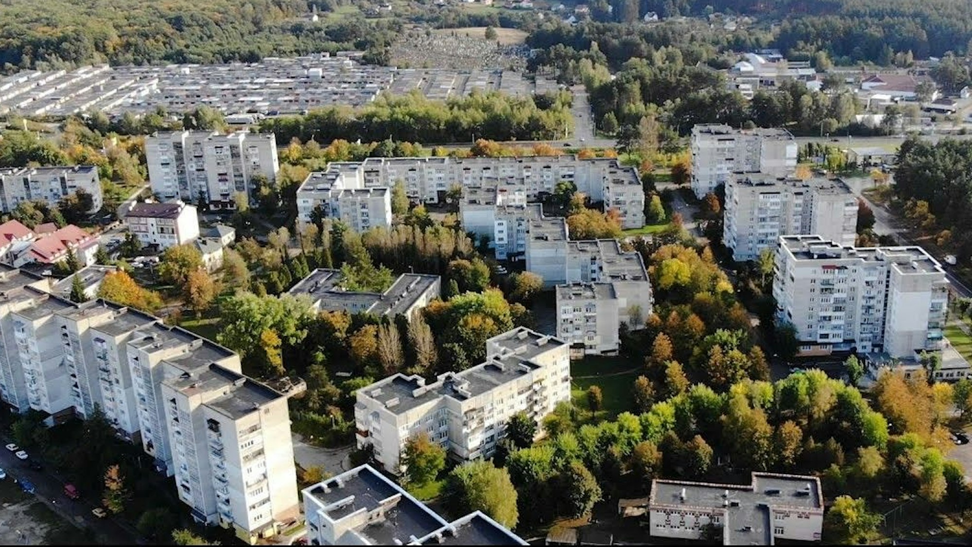 Eine Hochhaussiedlung, aus der Luft fotografiert.