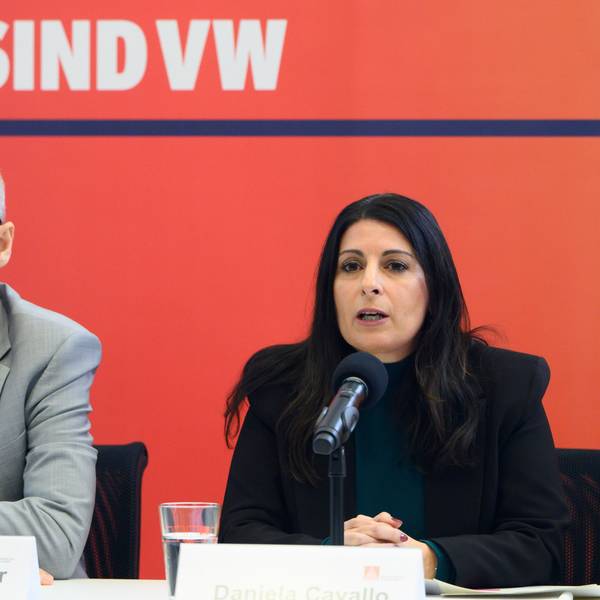 Thorsten Gröger, IG Metall-Verhandlungsführer, und Daniela Cavallo, Gesamtbetriebsratsvorsitzende Volkswagen, sprechen bei einer Pressekonferenz.