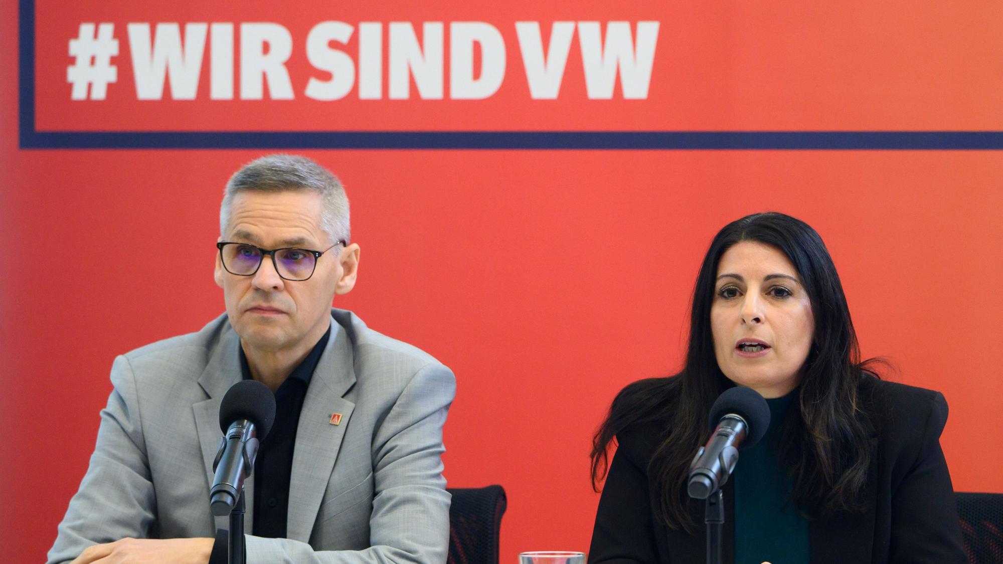 Thorsten Gröger, IG Metall-Verhandlungsführer, und Daniela Cavallo, Gesamtbetriebsratsvorsitzende Volkswagen, sprechen bei einer Pressekonferenz.