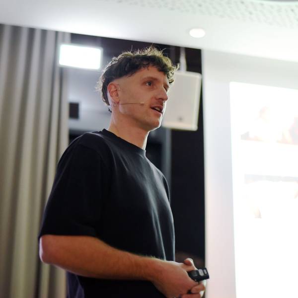 Matthias Stinn im Seitenprofil bei einem Vortrag.