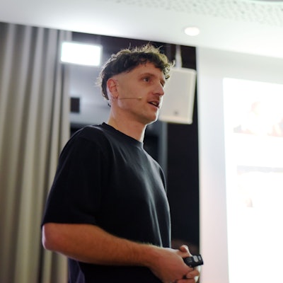 Matthias Stinn im Seitenprofil bei einem Vortrag.