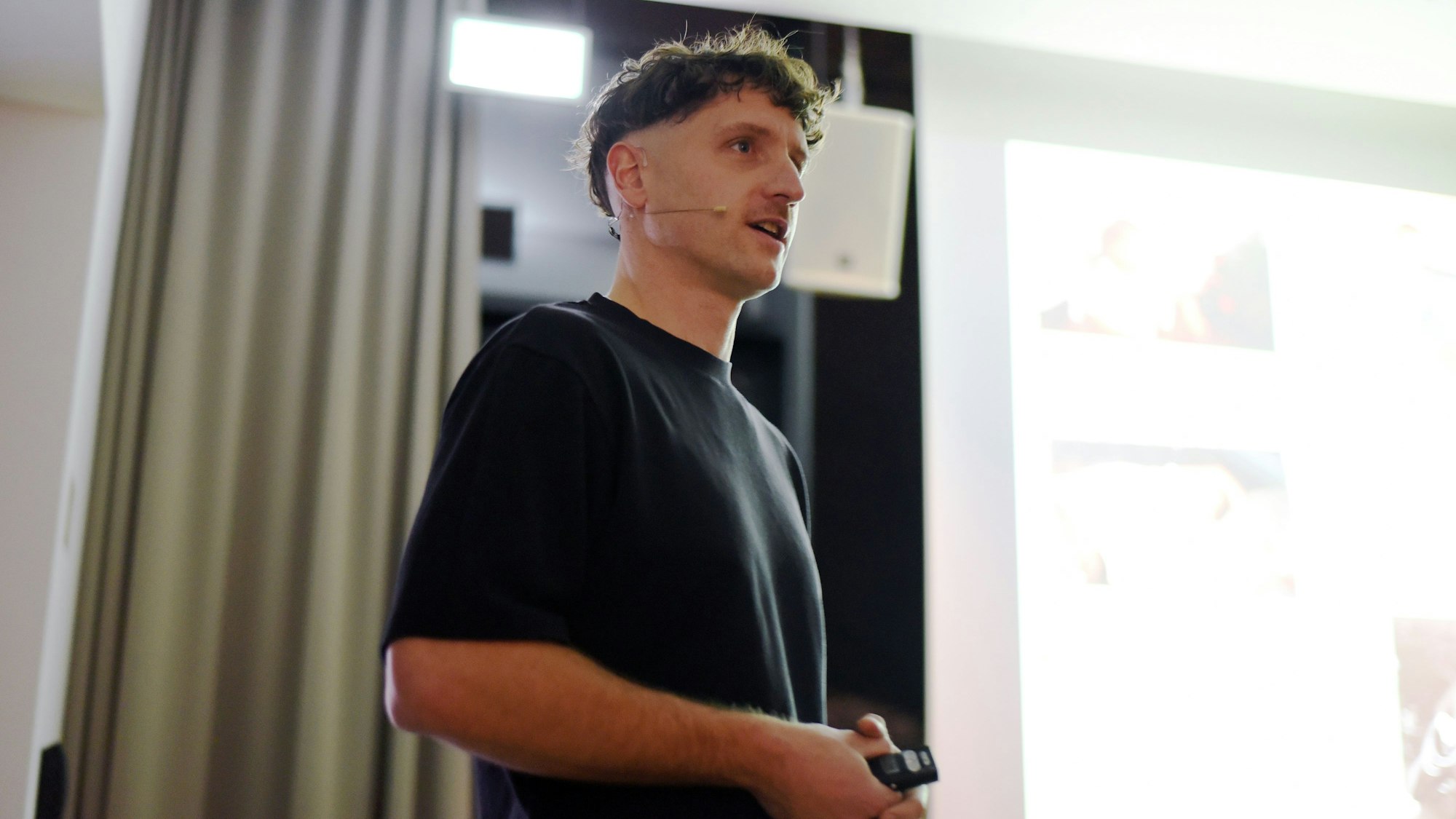 Matthias Stinn im Seitenprofil bei einem Vortrag.