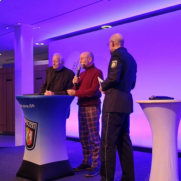 Bongart und Lichter stehen auf der Bühne des Medio Rhein Erft neben einem Pressesprecher der Polizei.