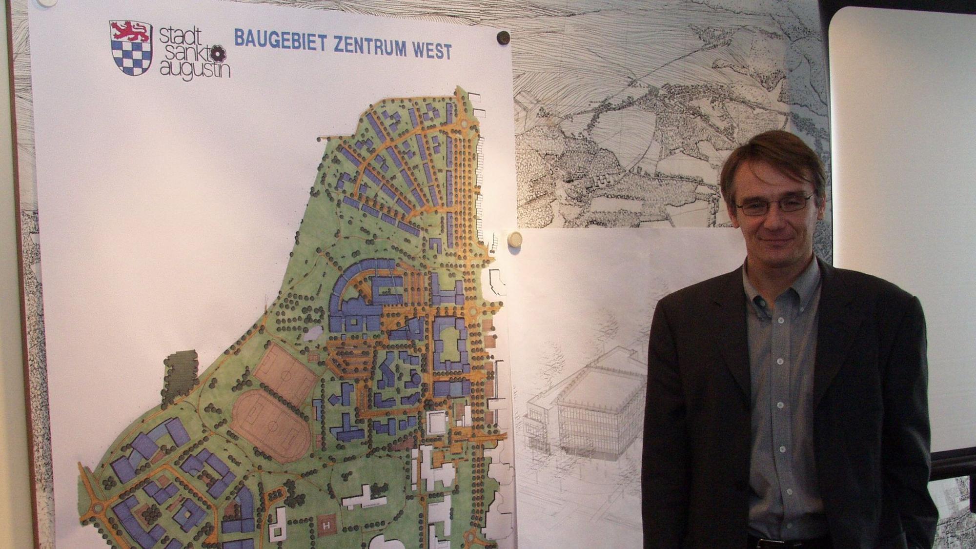 Beigeordneter Rainer Gleß präsentierte kurz nach seinem Amtsantritt im Jahr 2002 den Sachstandbericht ‚Zentrum-West‘.
