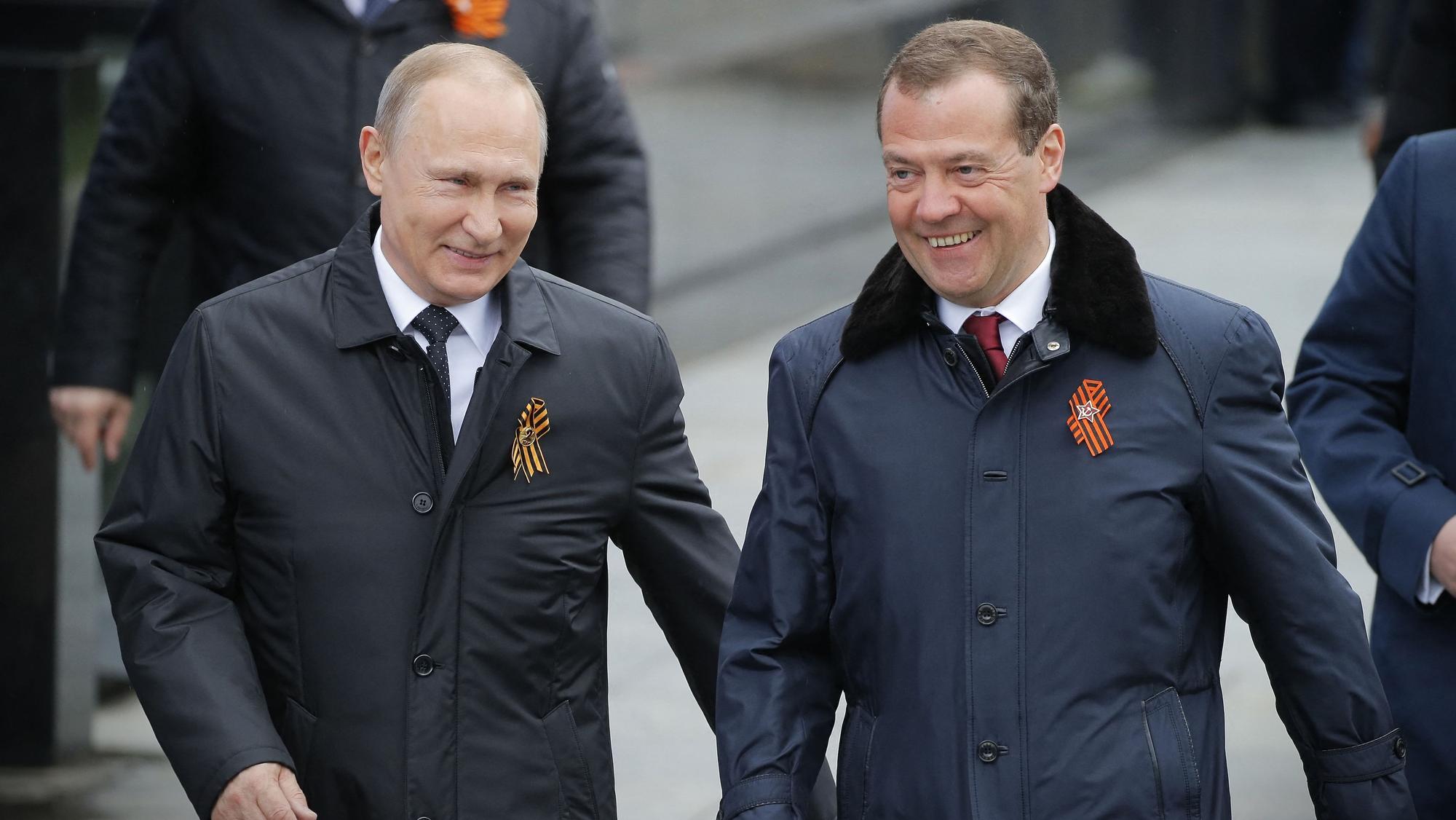 Gute Laune in Moskau: Kremlchef Wladimir Putin zusammen mit Ex-Präsident Dmitri Medwedew auf einer Archivaufnahme.