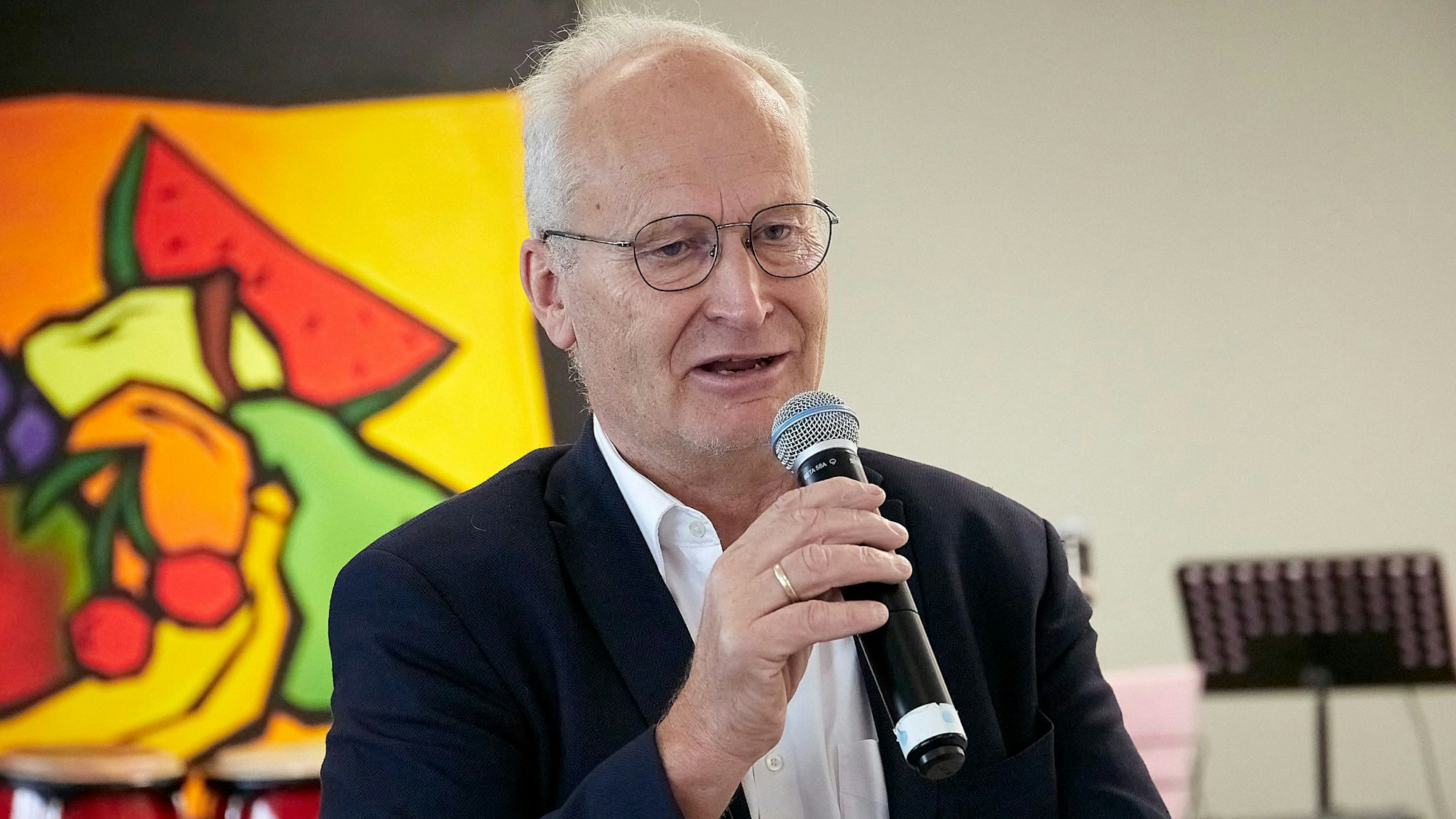 Mechernichs Bürgermeister Dr. Hans-Peter Schick spricht in ein Mikrofon.