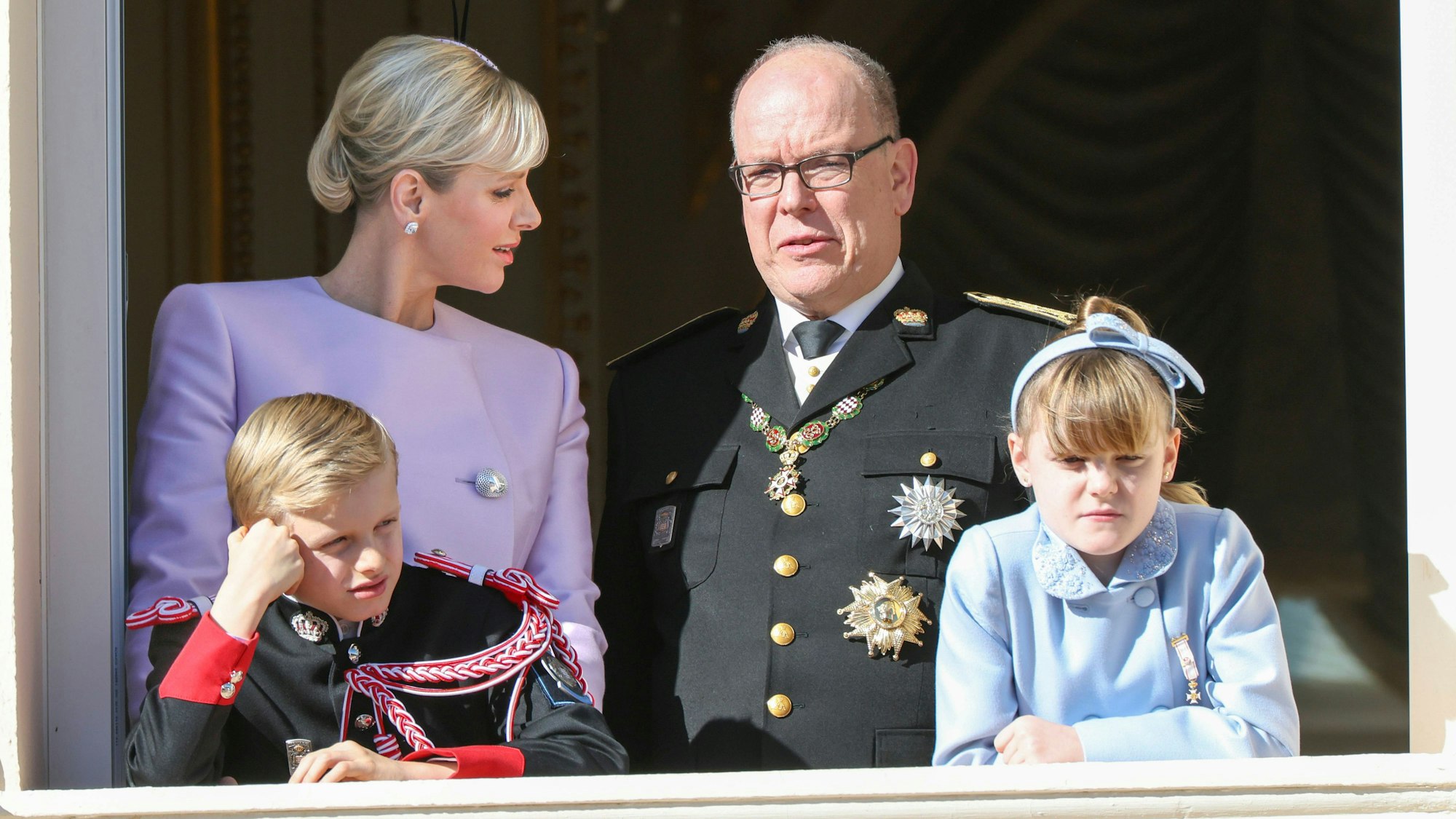 Fürstin Charlène, die beiden Zwillinge Jacques und Gabriella und Fürst Albert auf dem Balkon am Nationalfeiertag von Monaco.