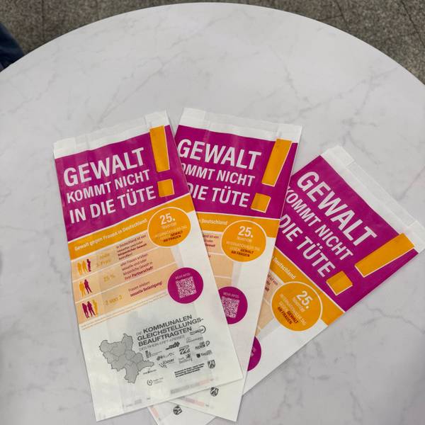 Brötchentüten mit der Aufschrift „Gewalt kommt uns nicht in die Tüte!“ liegen bereit, um im Rhein-Erft-Kreis verteilt zu werden.
