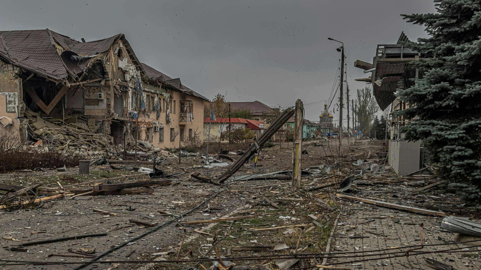Eine zentrale Straße ist nach einem russischen Bombardement bedeckt mit Trümmern von zerstörten Wohngebäuden.
