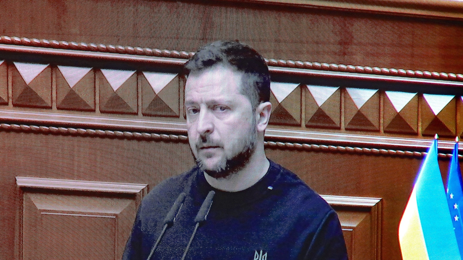 19.11.2024, Ukraine, Kiew: Übertragung der Rede des Präsidenten der Ukraine Wolodymyr Selenskyj im Pressezentrum des Parlaments, der Werchowna Rada.