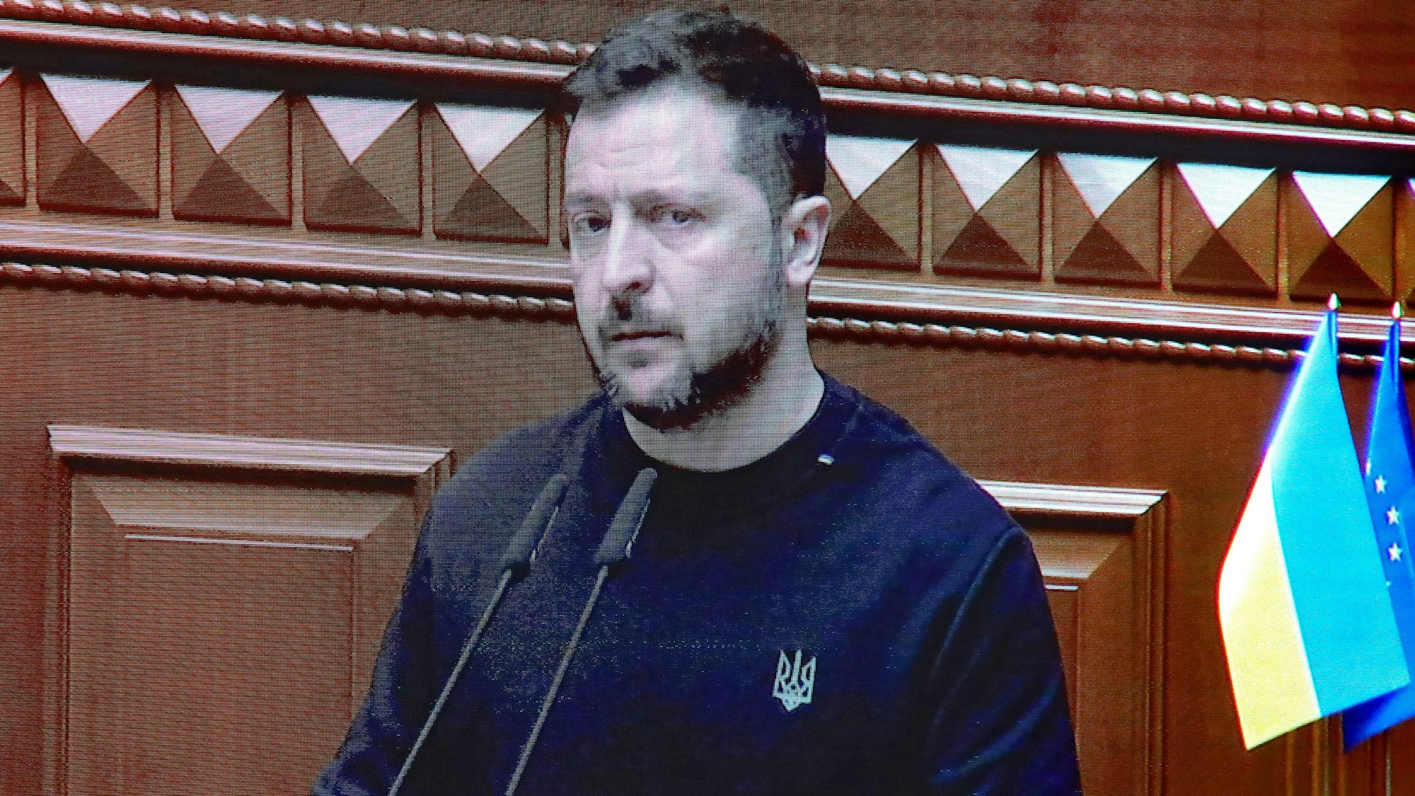 19.11.2024, Ukraine, Kiew: Übertragung der Rede des Präsidenten der Ukraine Wolodymyr Selenskyj im Pressezentrum des Parlaments, der Werchowna Rada.