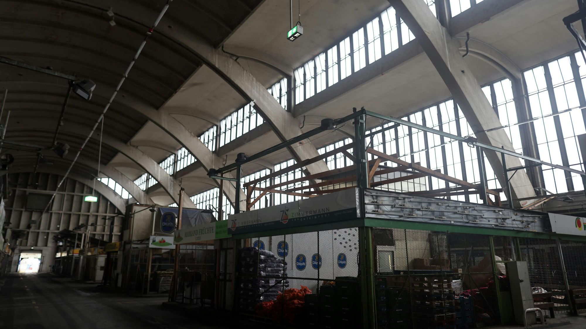 Ausschließlich die Fensterfront an der Nordseite lässt Tageslicht in die Halle